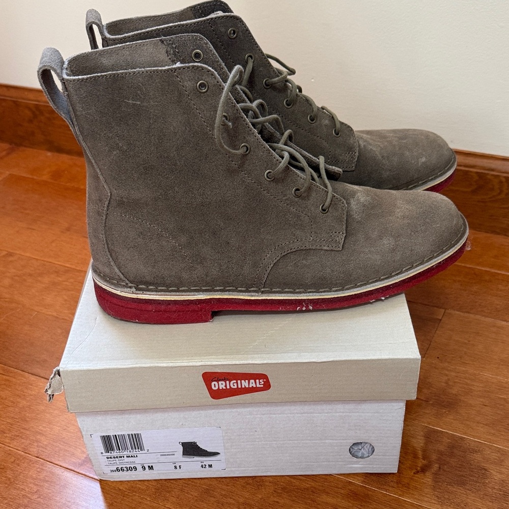Men's  Suede Chuka Boots with Red Sole